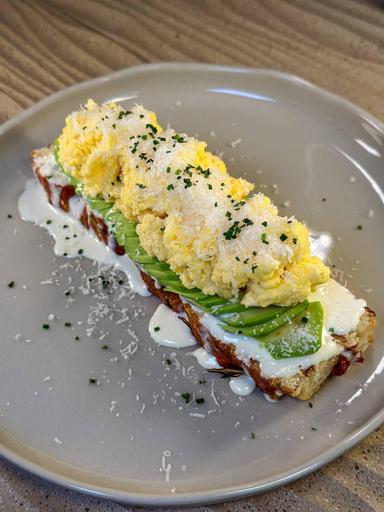 Focaccia cu avocado și scramble